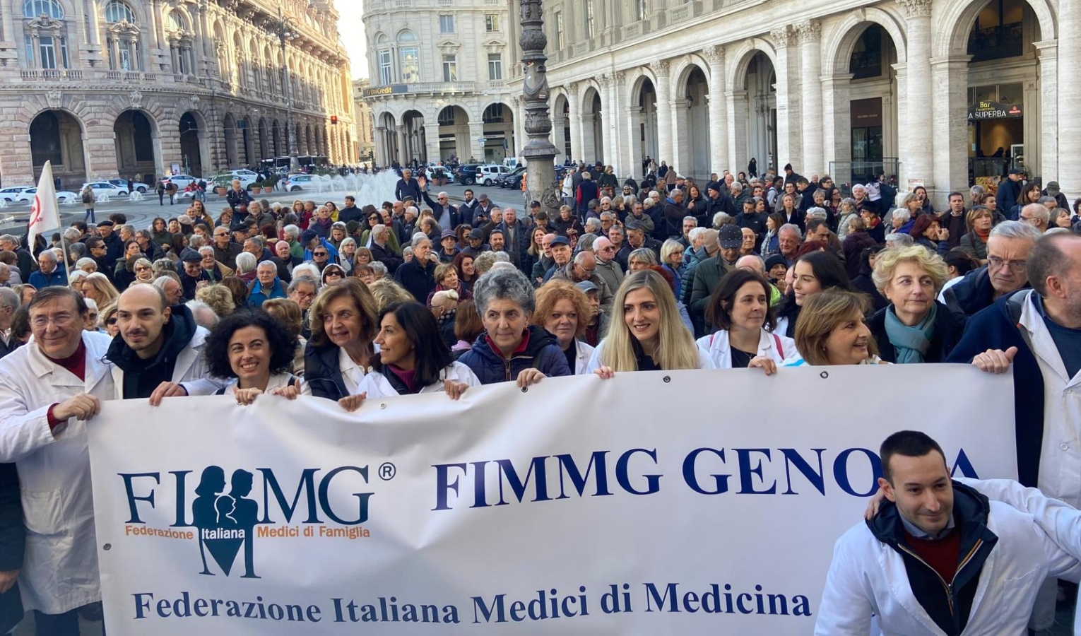 Medico con stetoscopio e camice senza testa