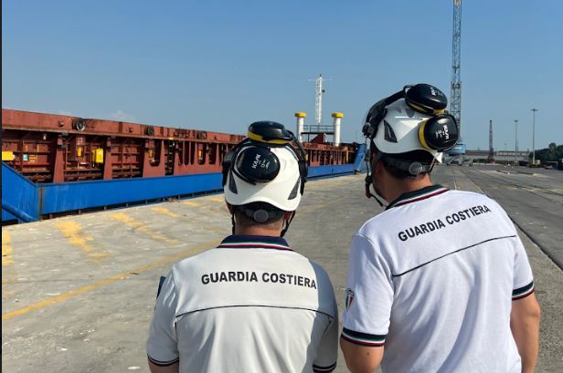 Problemi nei sistemi di salvataggio, sequestrata una nave a Savona