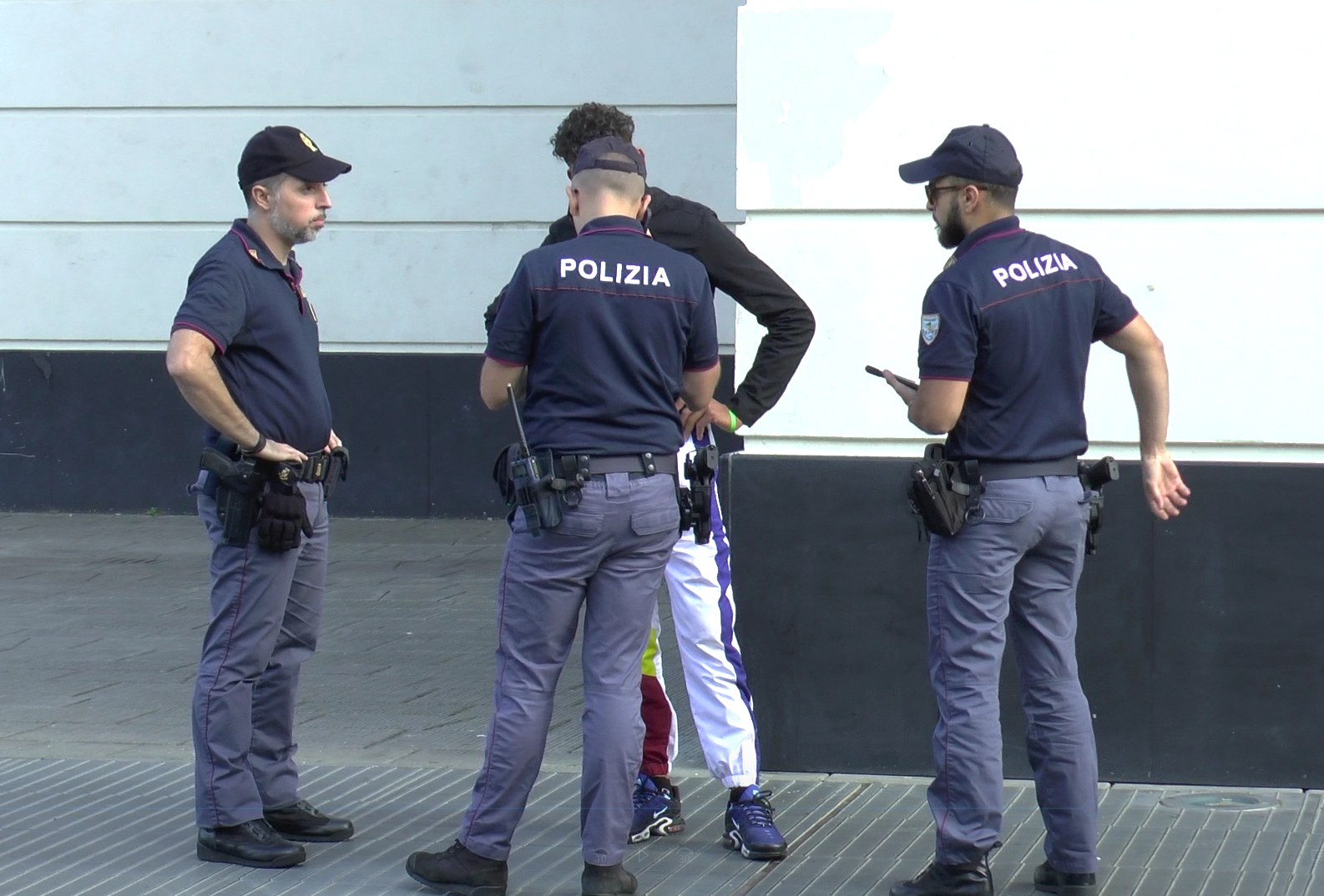 Le rubano il cellulare, per ridarglielo pretendono 50 euro: denunciati