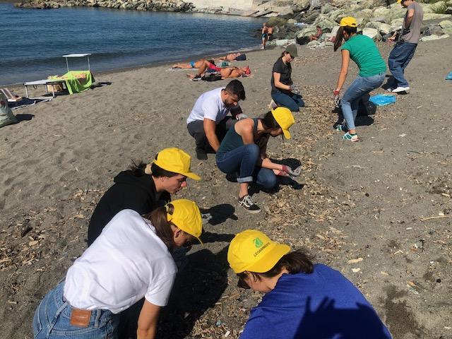 Genova, nella spiaggia di Punta Vagno mozziconi e plastica