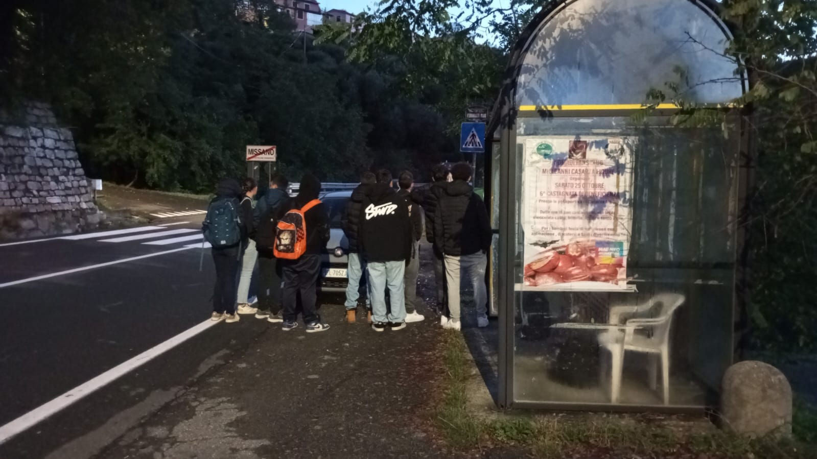 Crisi Amt, ennesima vergogna: ecco i ragazzi abbandonati per strada