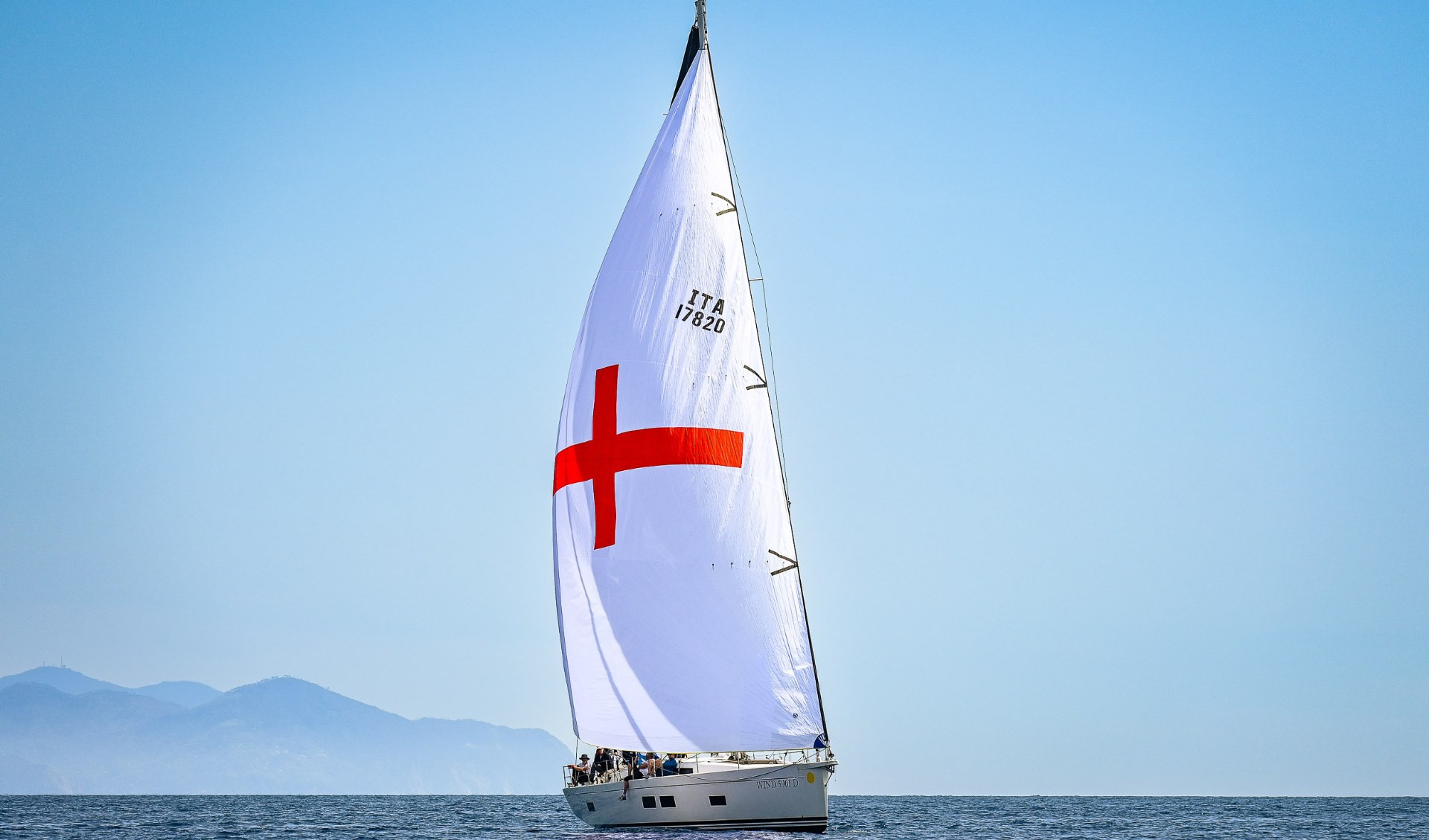 La croce di San Giorgio svetta a Portofino sulla barca del sindaco Bucci: è l'anno della vela per la Liguria