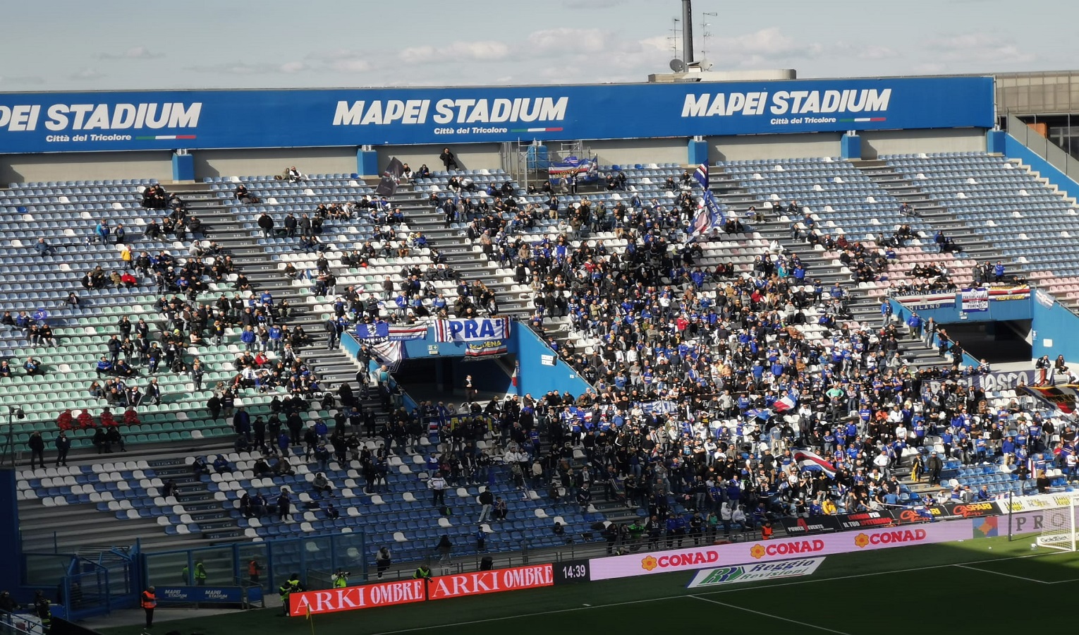 I tifosi della Sampdoria sventolano le bandiere blucerchiate in uno stadio