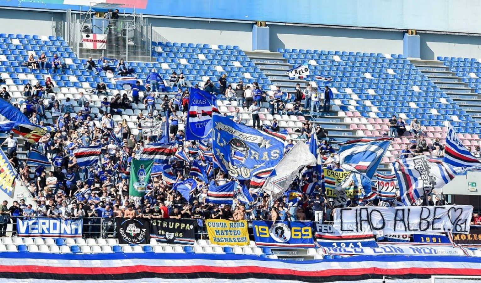 I tifosi della Sampdoria con le bandiere blucerchiate in uno stadio