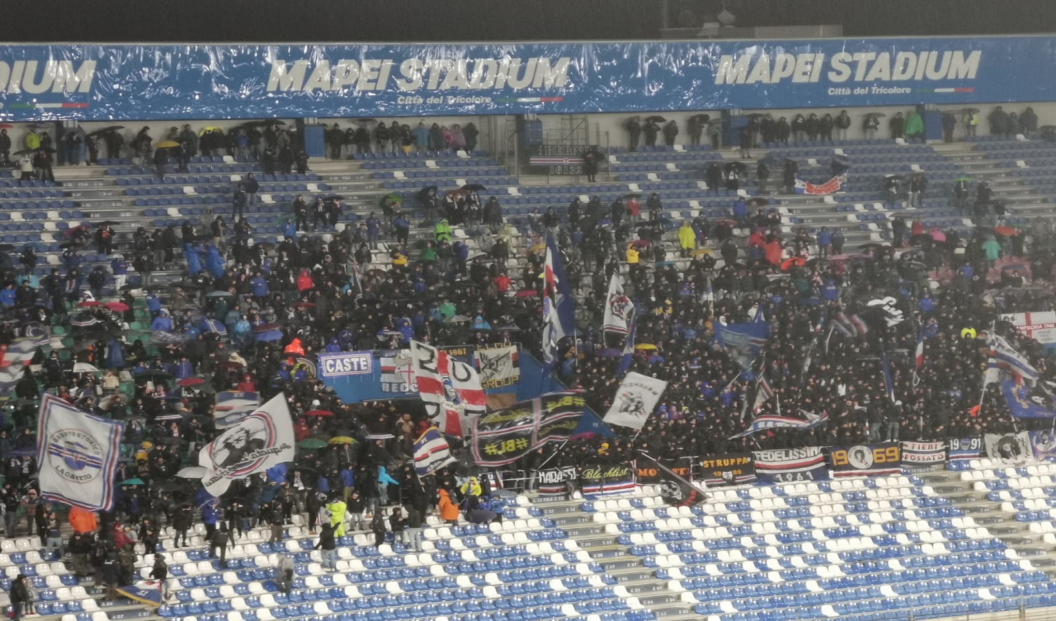 I tifosi della Sampdoria in una curva di uno stadio