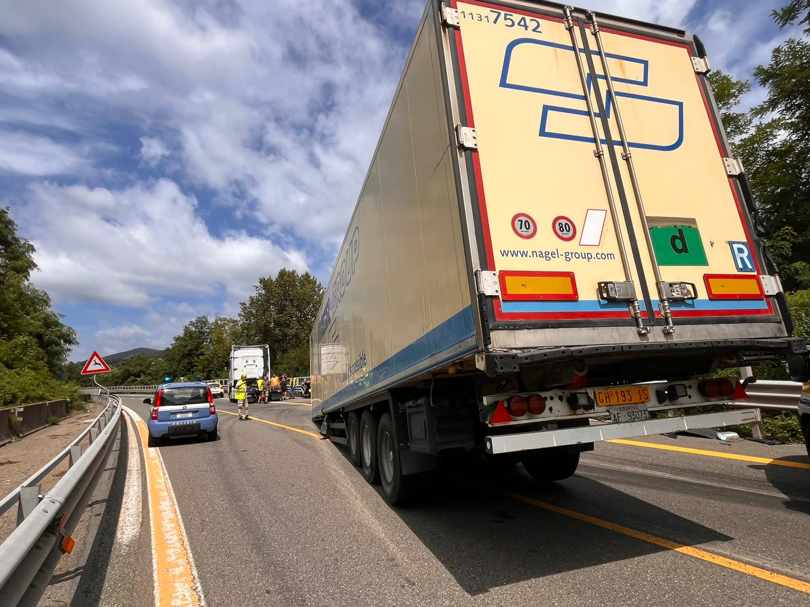 Camion perde rimorchio in A7, pomeriggio di caos sul nodo di Genova: acqua distribuita agli automobilisti
