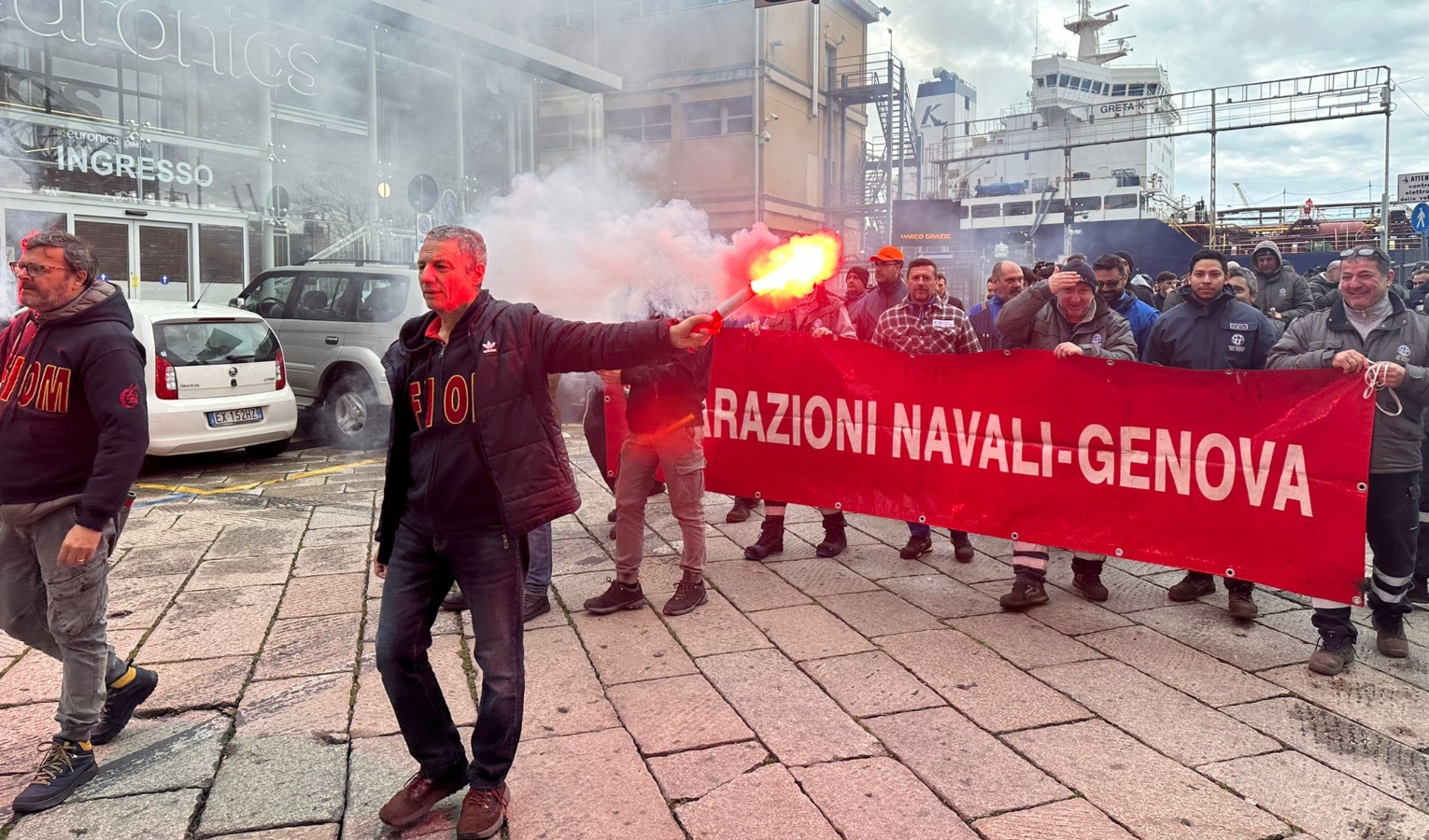 Operaio morto schiacciato, quattro ore di sciopero immediato a molo Giano