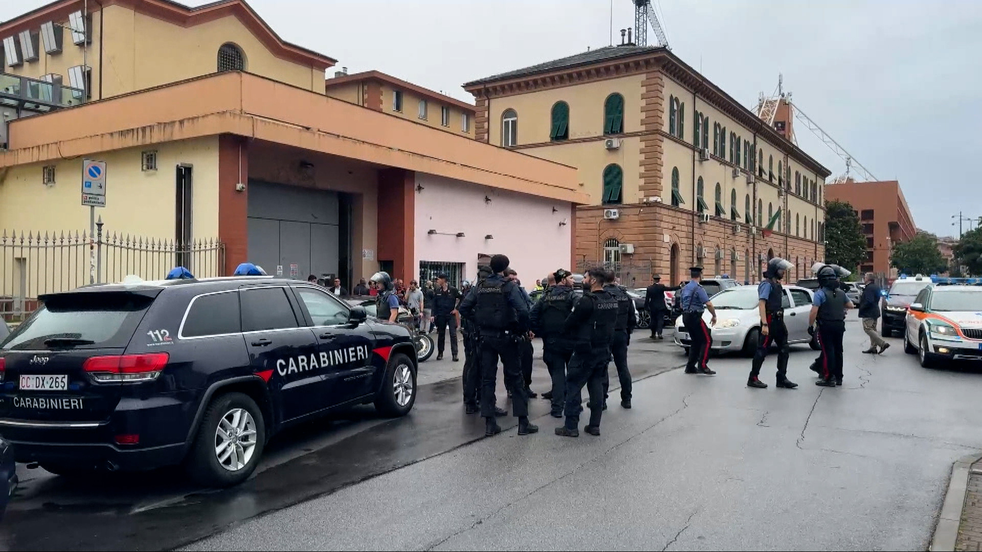 Rivolta nel carcere di Marassi: feriti quattro agenti, celle devastate