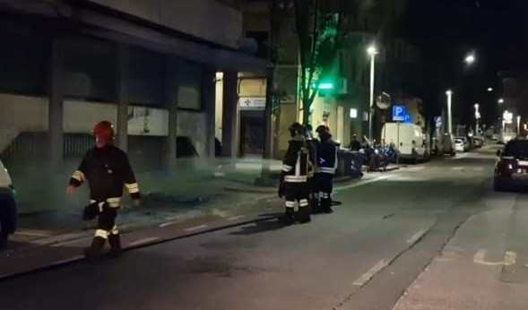 Bidoni in fiamme, paura nella notte in via Canepari a Certosa