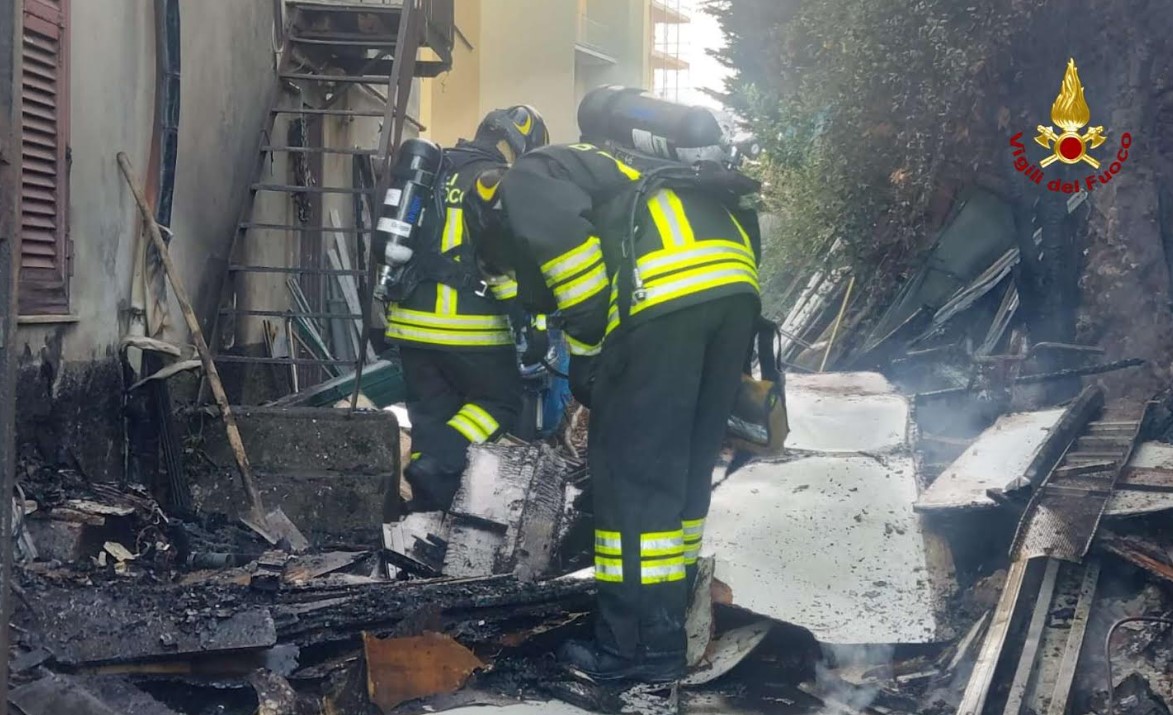 Incendia la spazzatura per fare pulizia, intossicato e denunciato