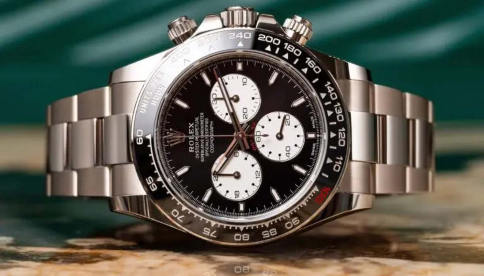 Inganna il gioielliere e fugge con un Rolex Daytona da 22mila euro