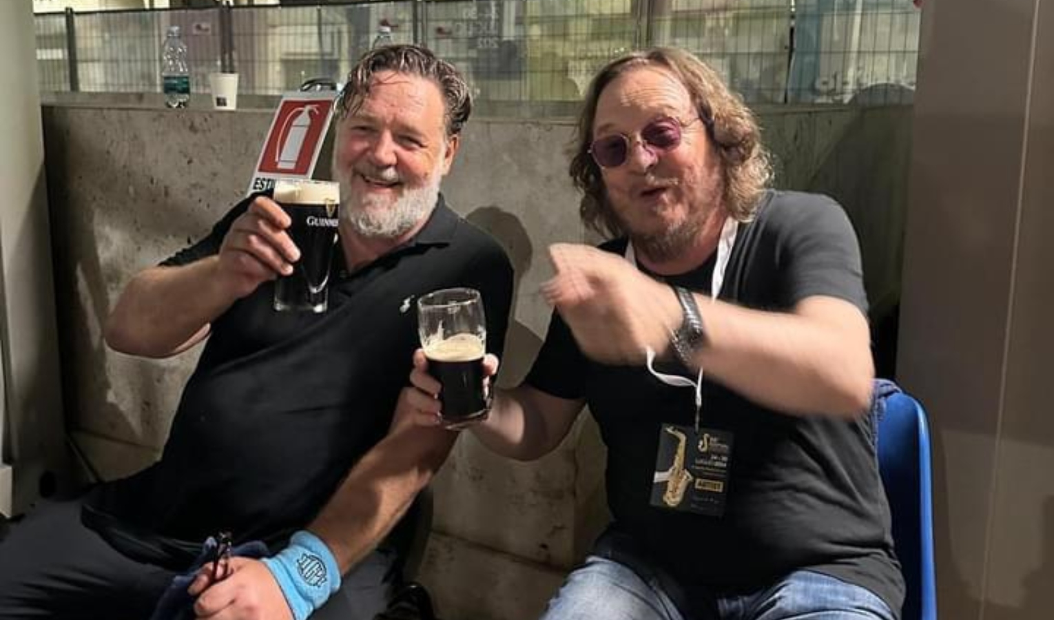 Russel Crowe e Zucchero, una birra insieme in piazza Europa alla Spezia