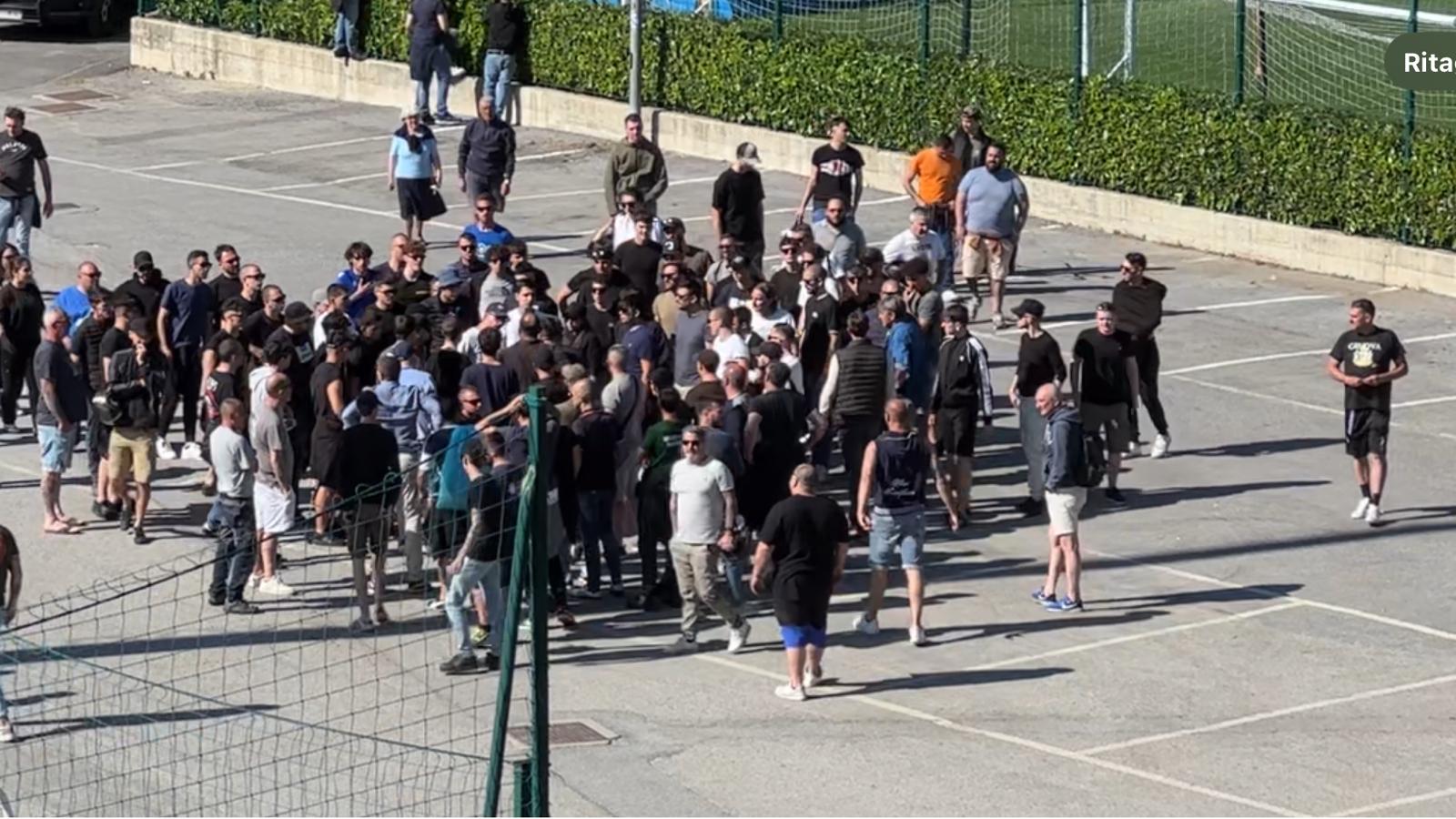 Sampdoria, contestazione a Bogliasco: i tifosi si fanno consegnare le maglie