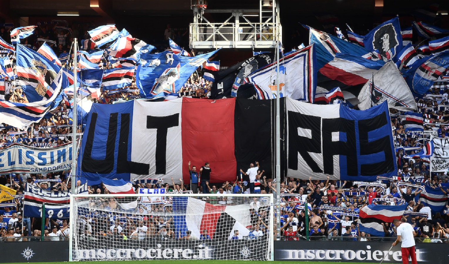 I tifosi della Sampdoria riempono uno stadio di bandiere e striscioni