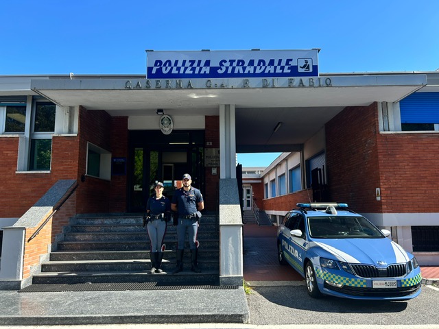 In auto con più di 40 dosi di cocaina: arrestato un giovane sulla A12