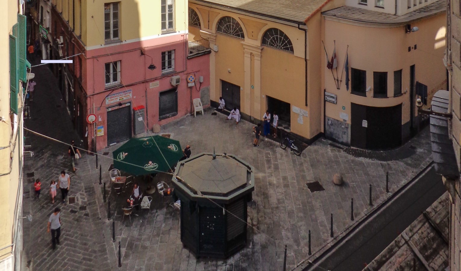 Accoltella la fidanzata incinta nei vicoli di Genova, fermata una ragazza di 22 anni