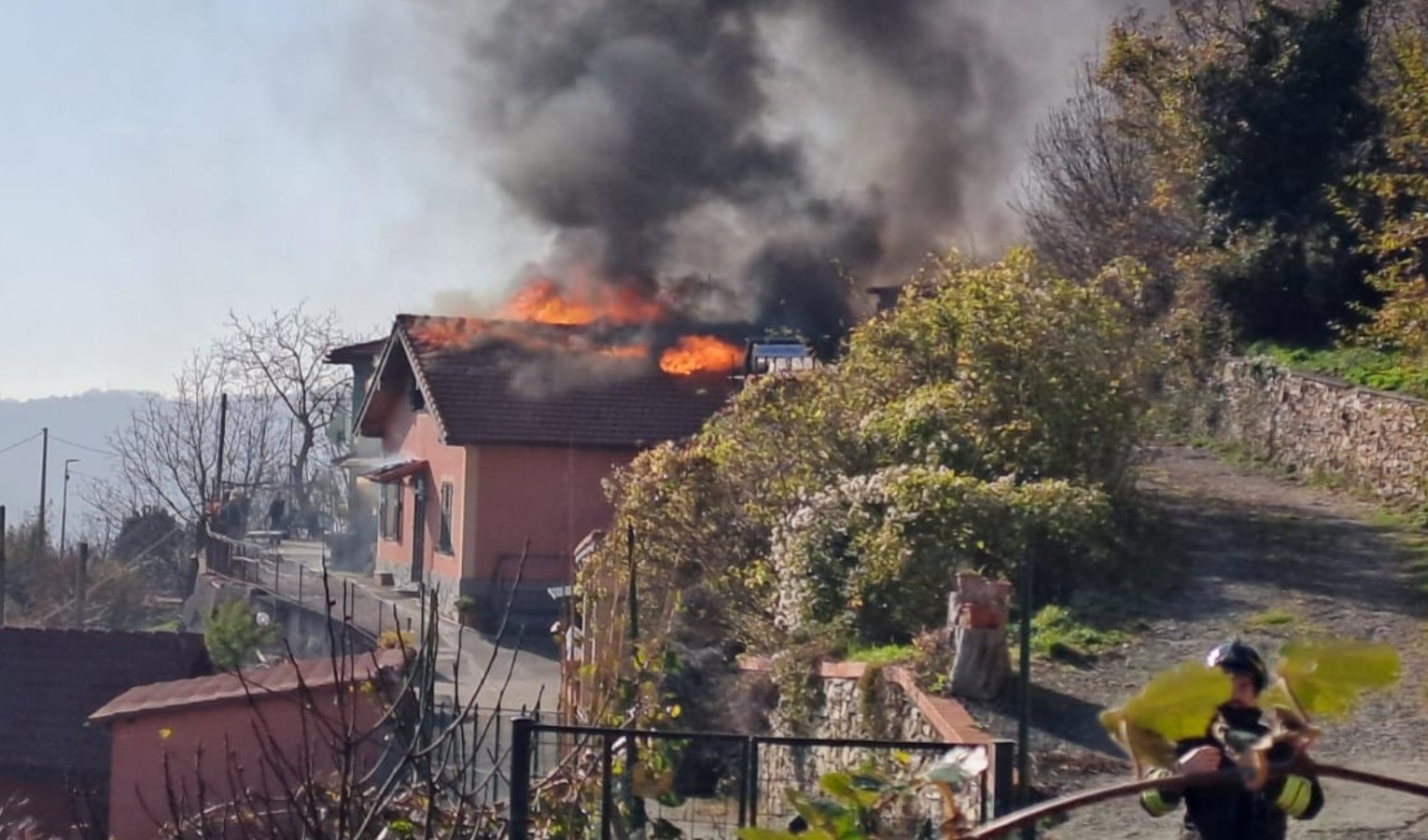 Brucia tetto a Sant'Olcese, tre evacuati