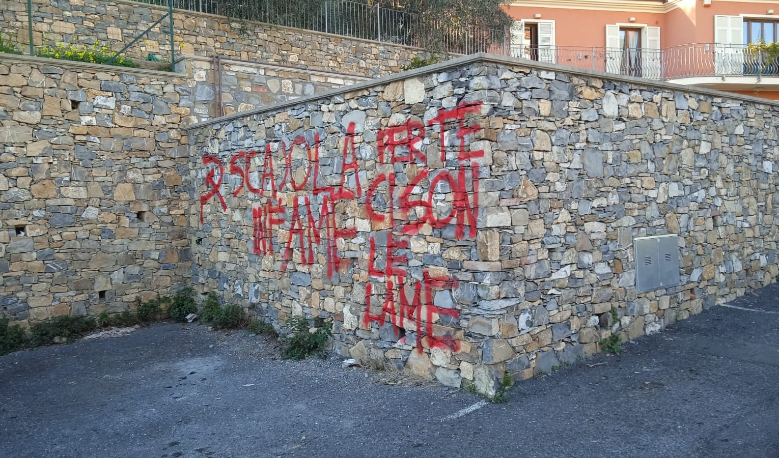 Una scritta rossa su muro