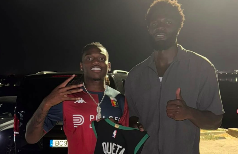 Leao con la maglia del Genoa, la foto diventa virale