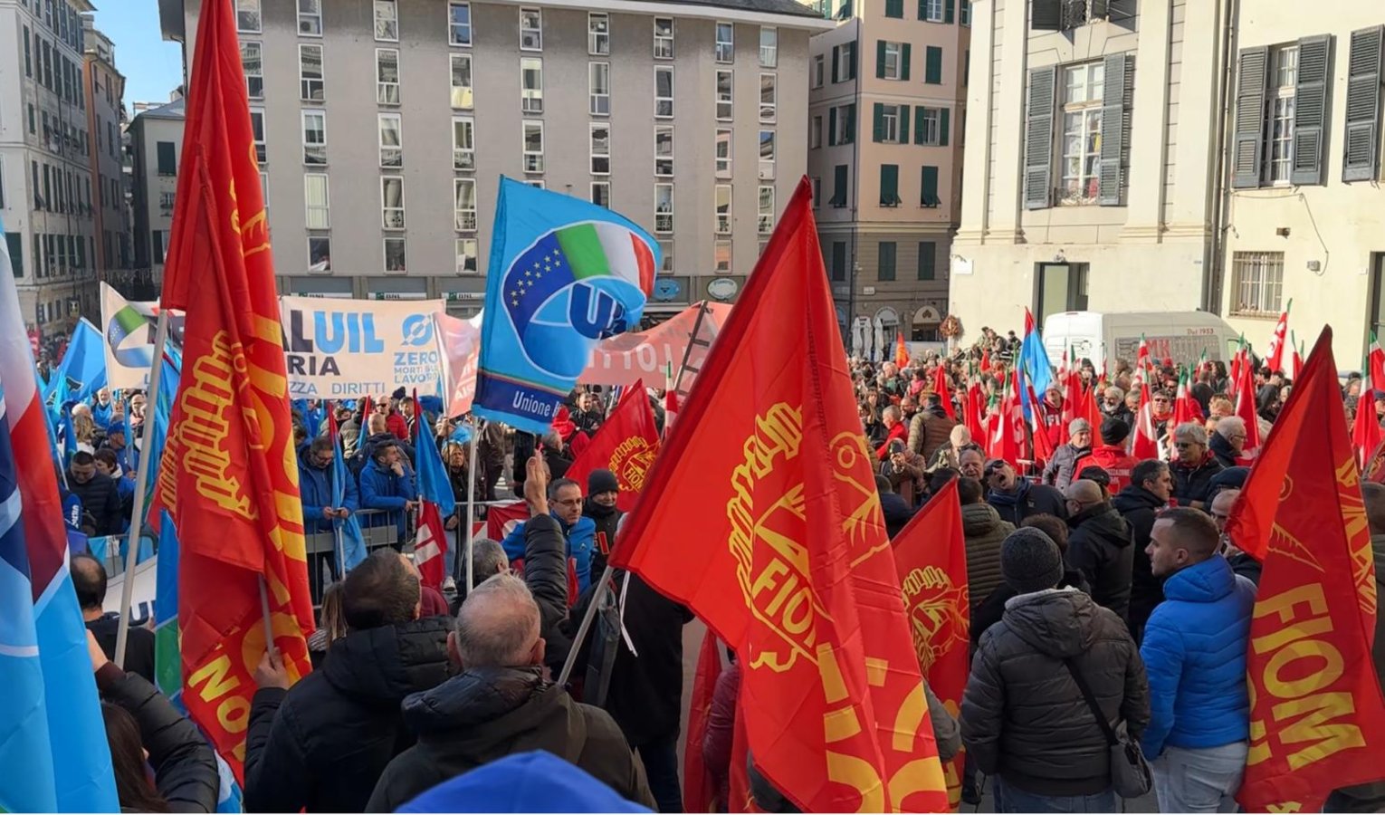 Sciopero generale, in migliaia in piazza a Genova: stop a bus, scuola e sanità