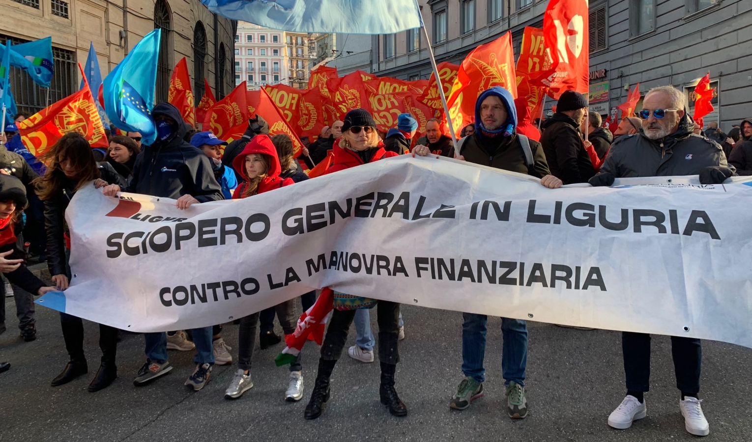 Persone con uno striscione