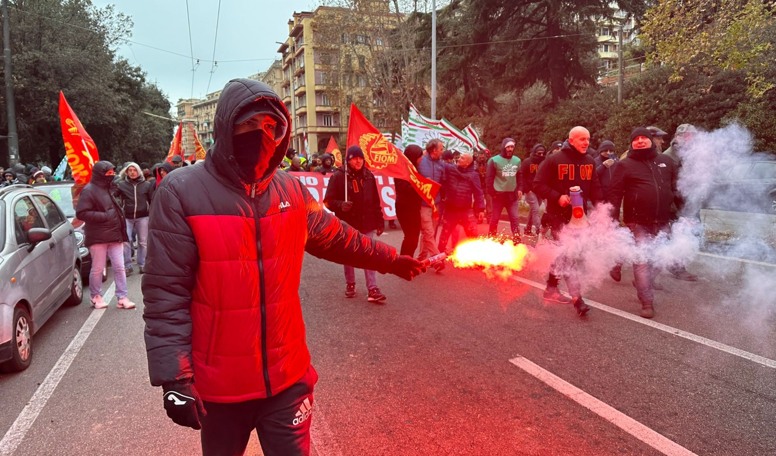 Varchi portuali bloccati e metalmeccanici in corteo: 