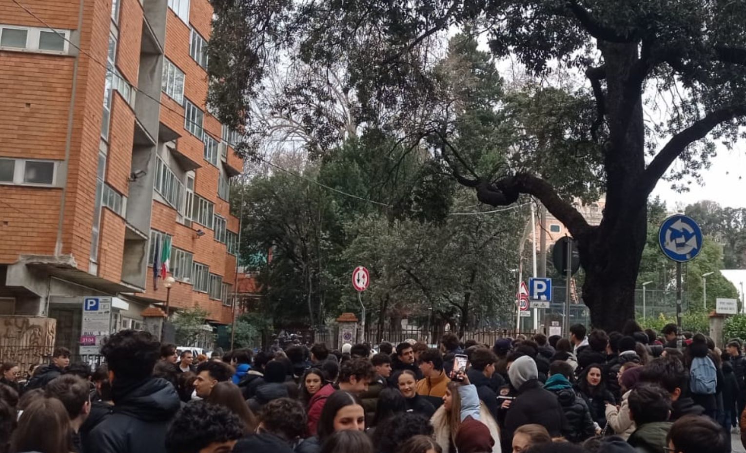 Folla di ragazzi davanti a un edificio