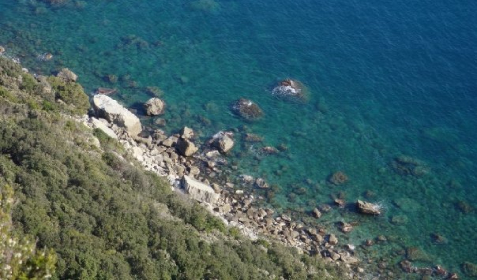 Turista cade sugli scogli di Punta Manara: è grave 