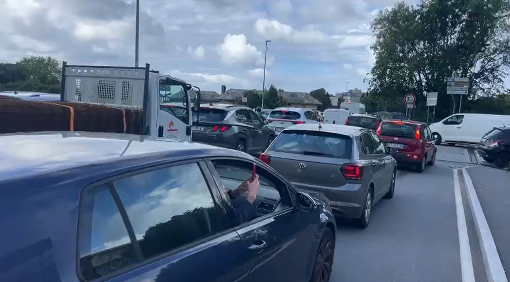 Genova, crolla un muraglione a Sturla: quattro mezzi danneggiati. Disagi al traffico