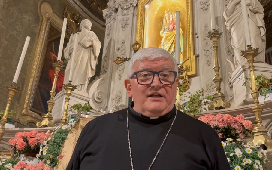 L'arcivescovo di Genova Tasca: