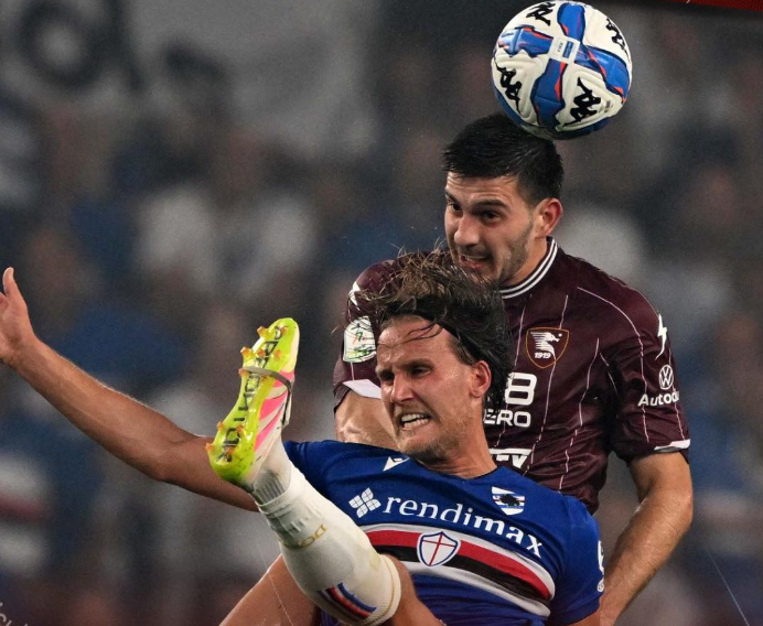 Intossicazione alimentare, giocatori e staff della Salernitana all'ospedale: chiesto il rinvio del playout