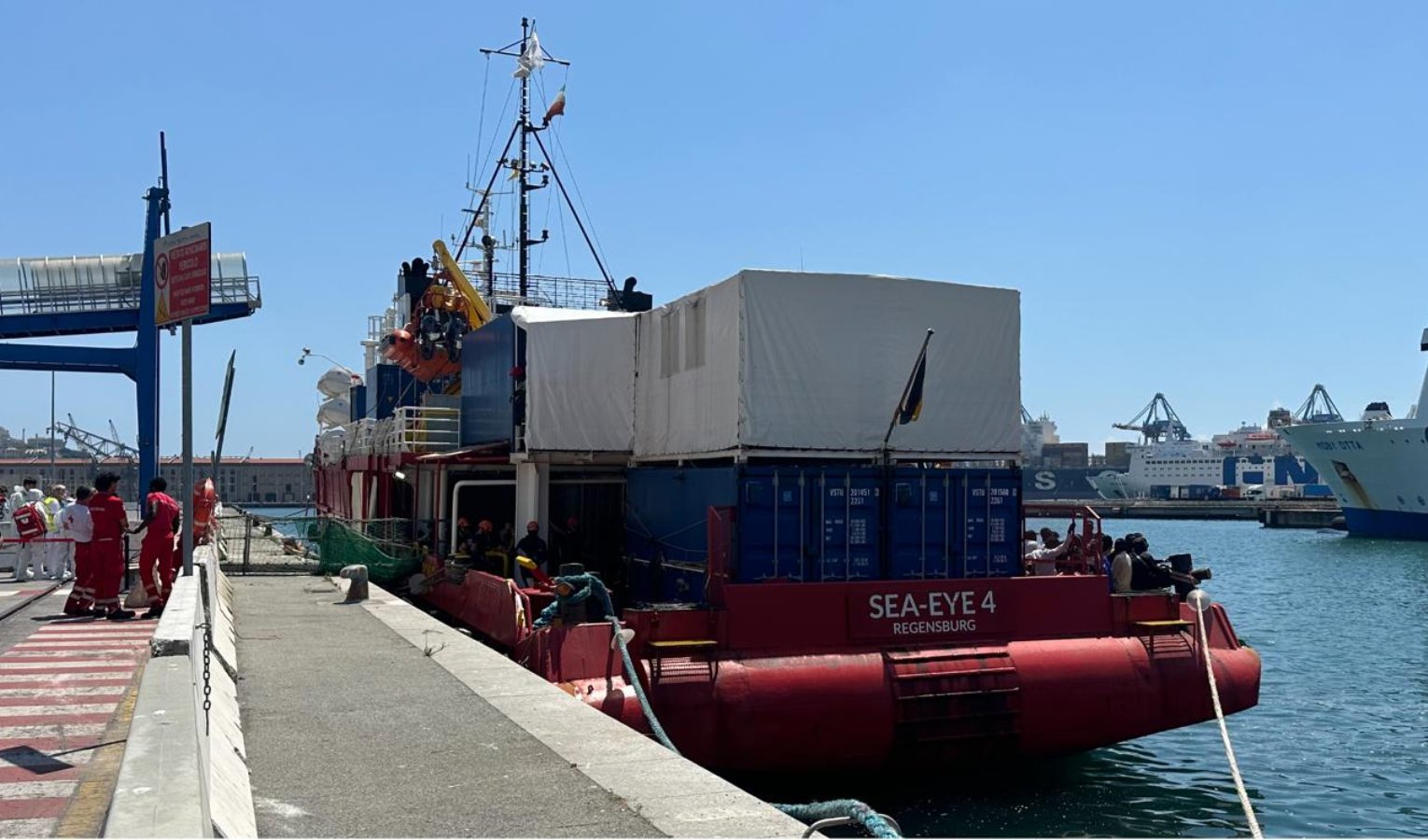 A Genova la Sea Eye con a bordo 174 migranti, 60 restano in Liguria