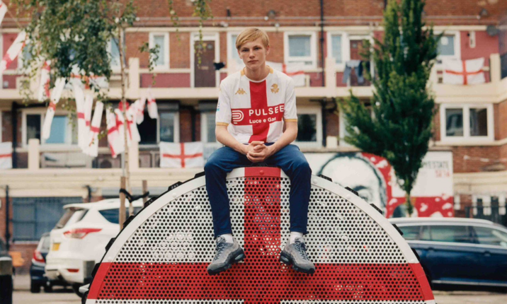 Tra storia e futuro: la seconda maglia del Genoa omaggia il legame con Genova e l'Inghilterra