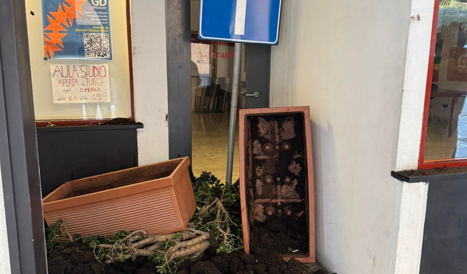 Fioriere e un cartello stradale contro la sede del Pd di Chiavari