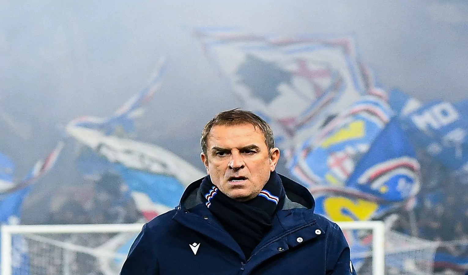 Un uomo coperto e vestito invernale nello stadio della Sampdoria