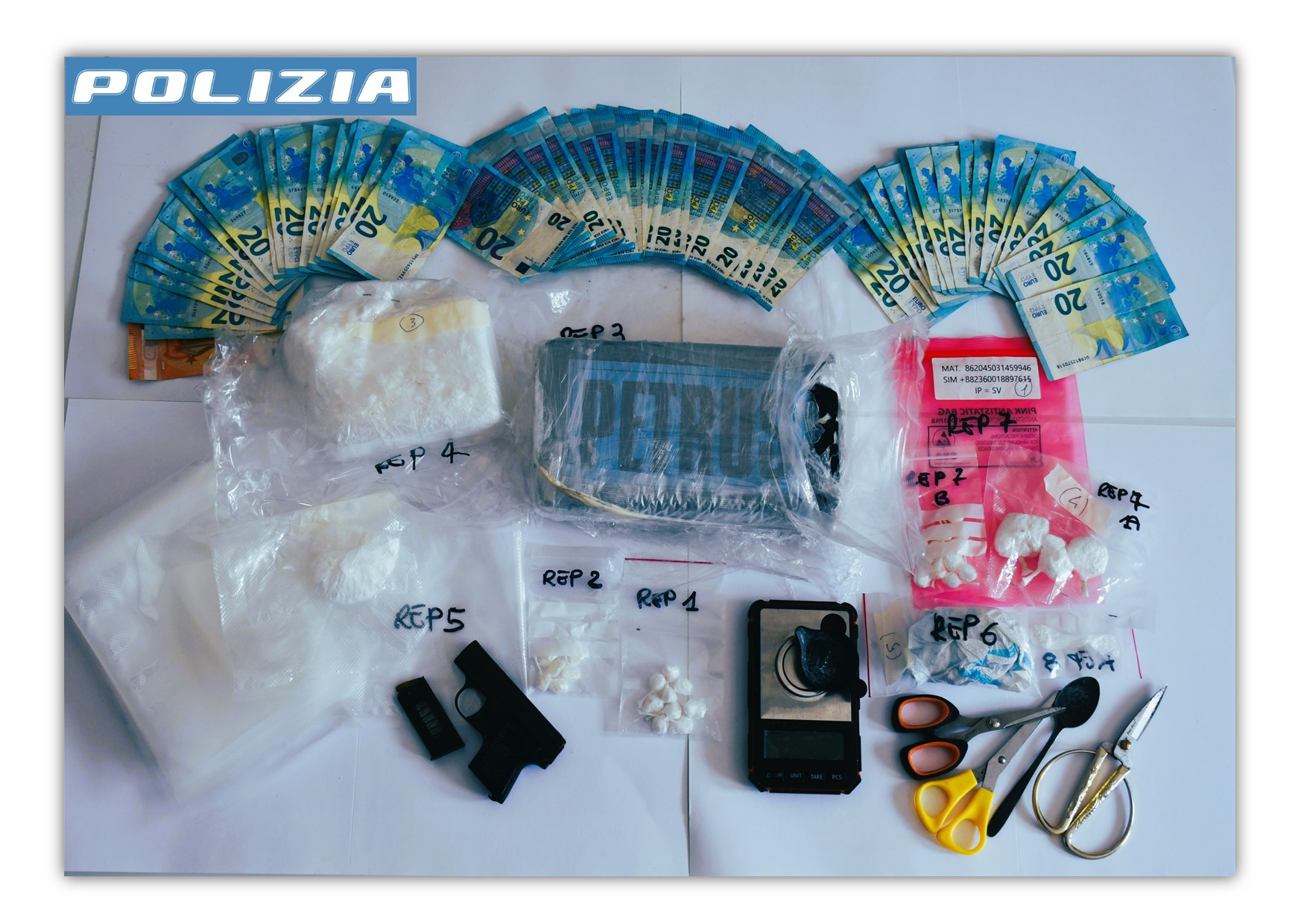 In casa due chili di cocaina e una pistola carica: arrestato un giovane di Savona