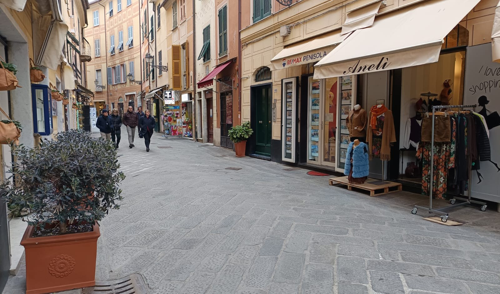 Sestri Levante, guerra negozianti-Comune: 