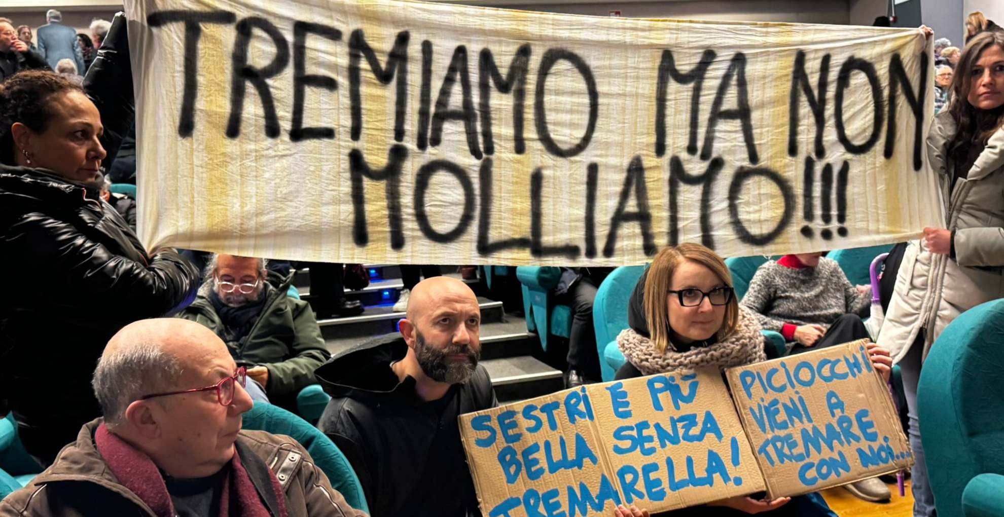 uomini e donne protestano con striscioni