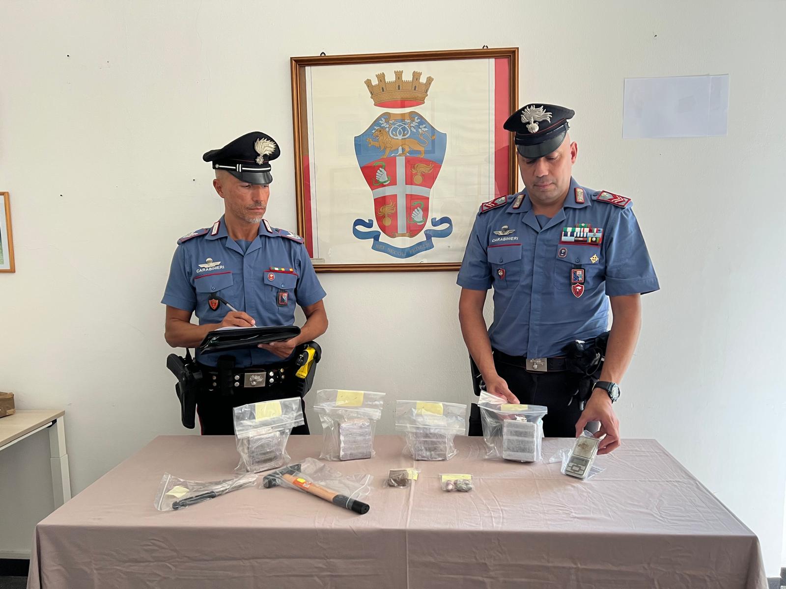 Nascondeva due chili di droga nell'androne del palazzo: giovane fermato dai carabinieri