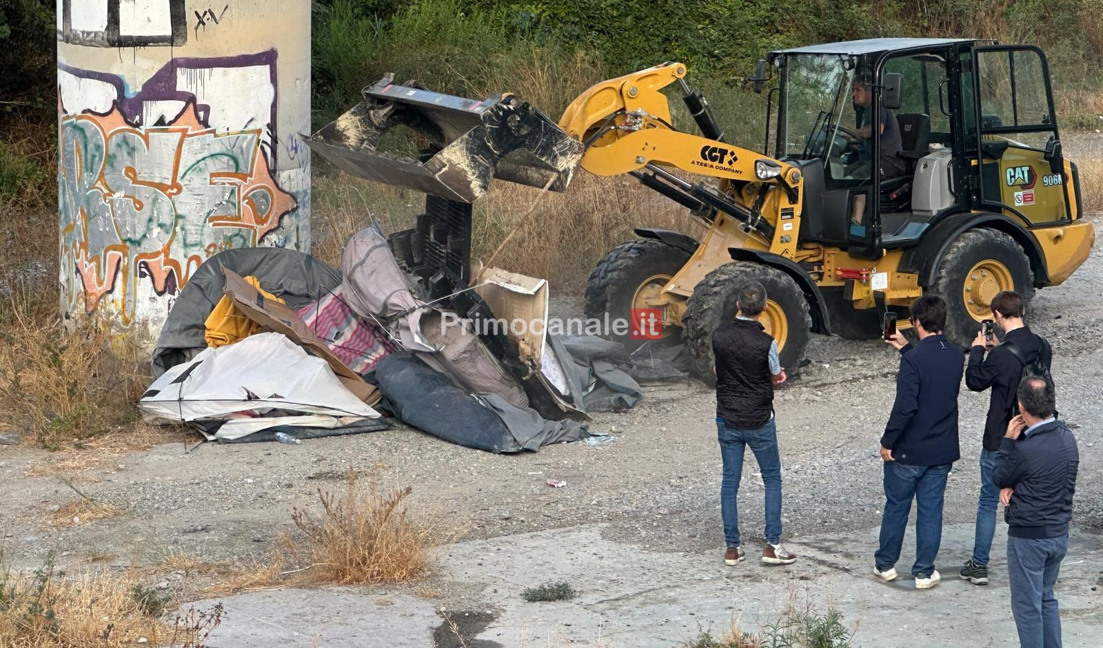 Sgomberato con le ruspe il campo migranti di via Tenda, si cerca la pistola usata sabato notte