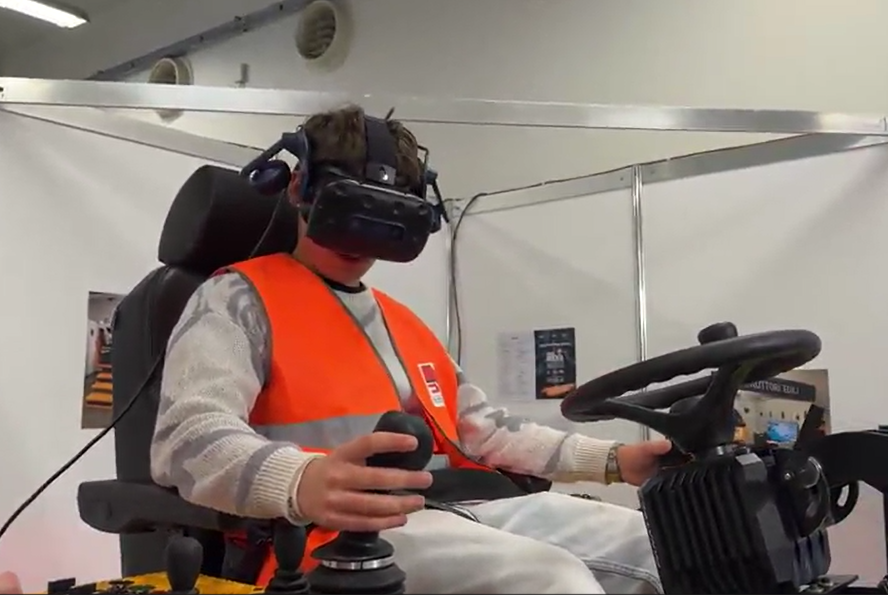 A Orientamenti 2025 spazio al mondo dell'edilizia con il simulatore di una macchina da cantiere