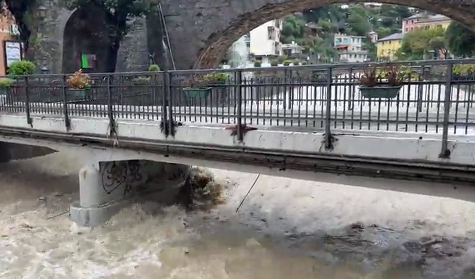 Maltempo, la pioggia si abbatte su Sori: allagamenti in città