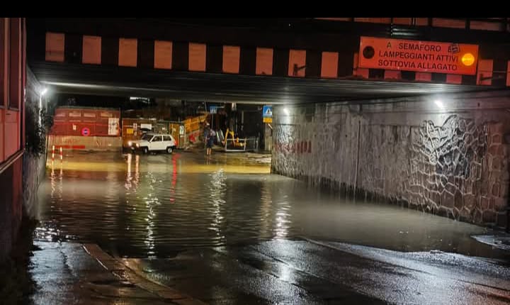 Sabato sera di pioggia, allagati i sottopassi di Brin e Matitone