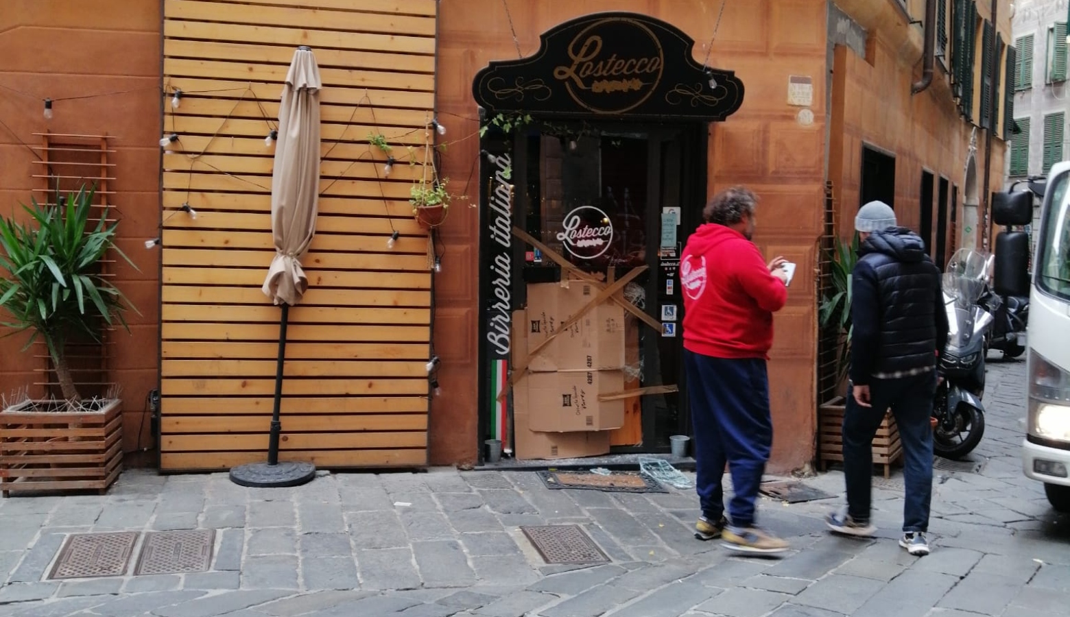 Una vetrina rotta di un ristorante