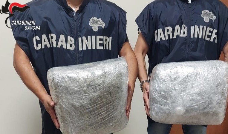 Pietra Ligure, due arresti per spaccio: si scambiavano 10 kg di marijuana