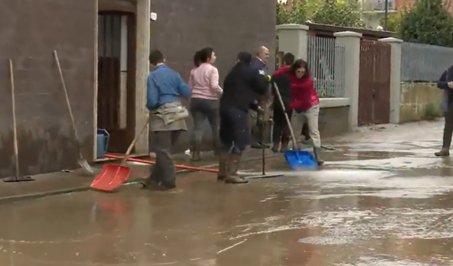 Alluvione a Cairo Montenotte, in centinaia a spalare in centro città