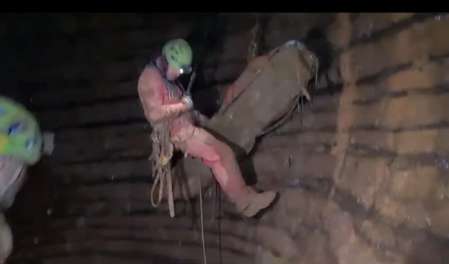 Anche sei speleologi liguri a salvare la collega caduta nella grotta di Bueno Fonteno 