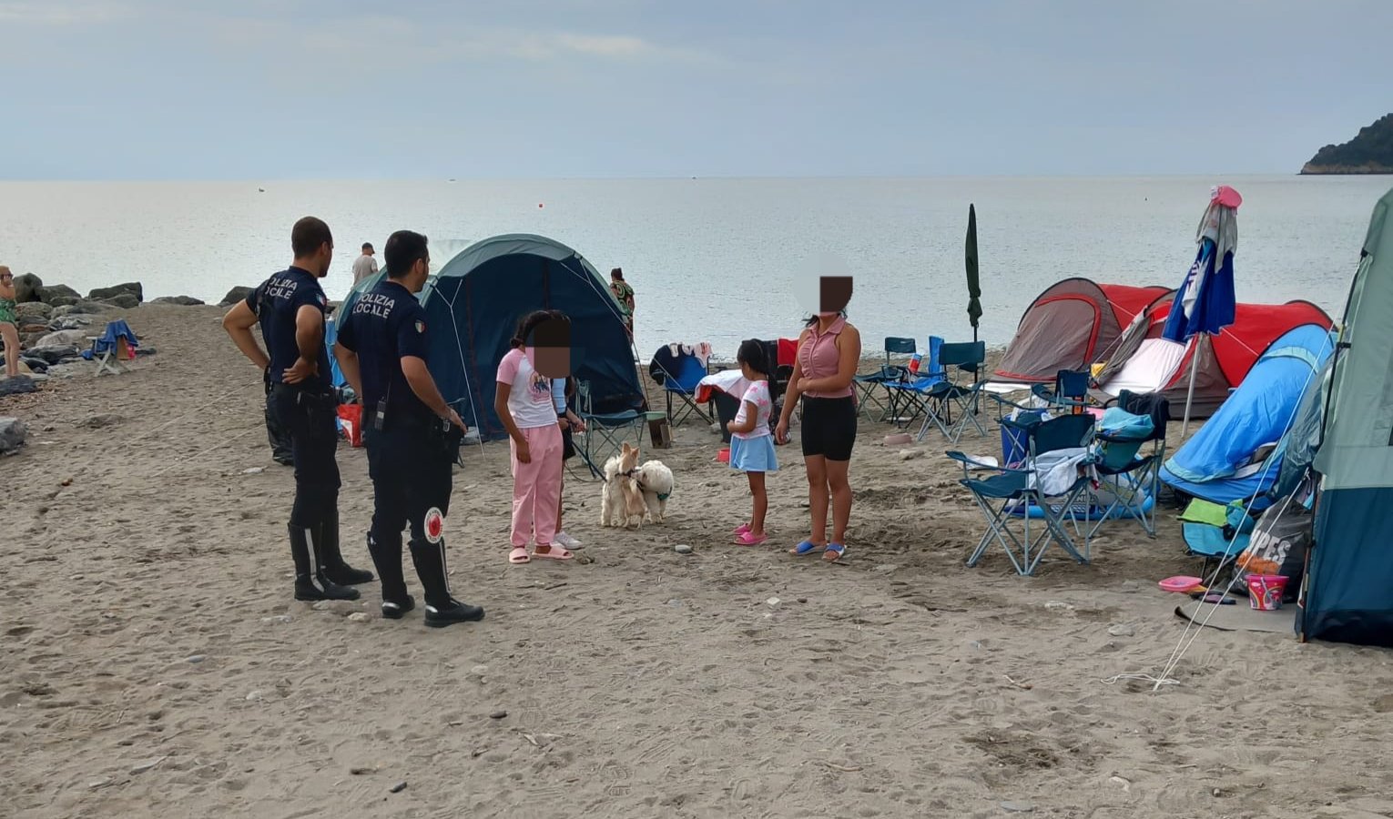 Albenga, occupano abusivamente la spiaggia con sei tende da campeggio