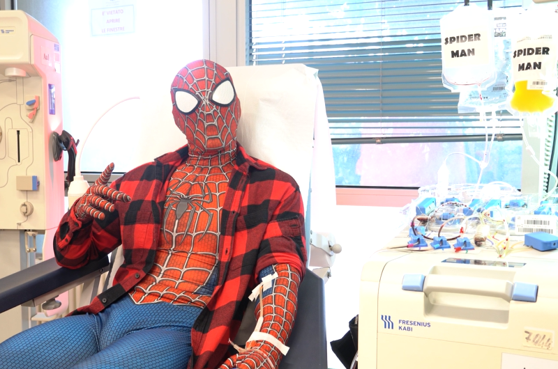 Sangue e plasma, dona prima di andare in vacanza: la campagna con Spiderman
