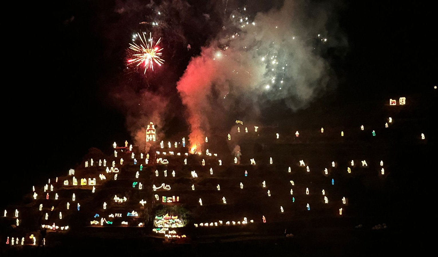 Manarola illumina il Natale, si accende il Presepe: una figura va a fuoco